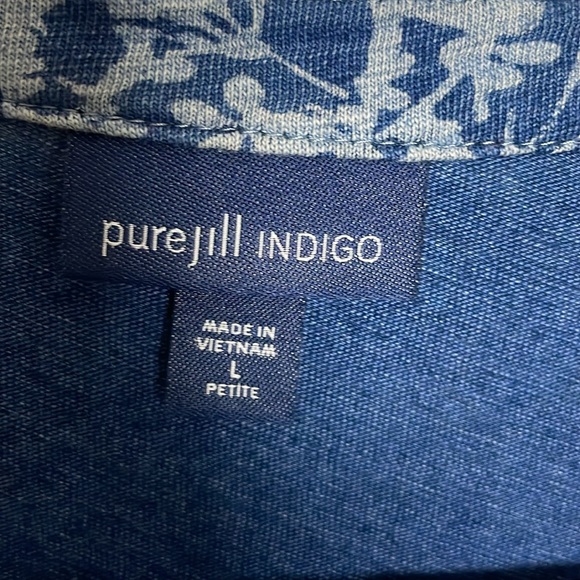 Pure Jill Indigo V-Neck Blue top with flower print and front pocket- Large - Picture 4 of 12